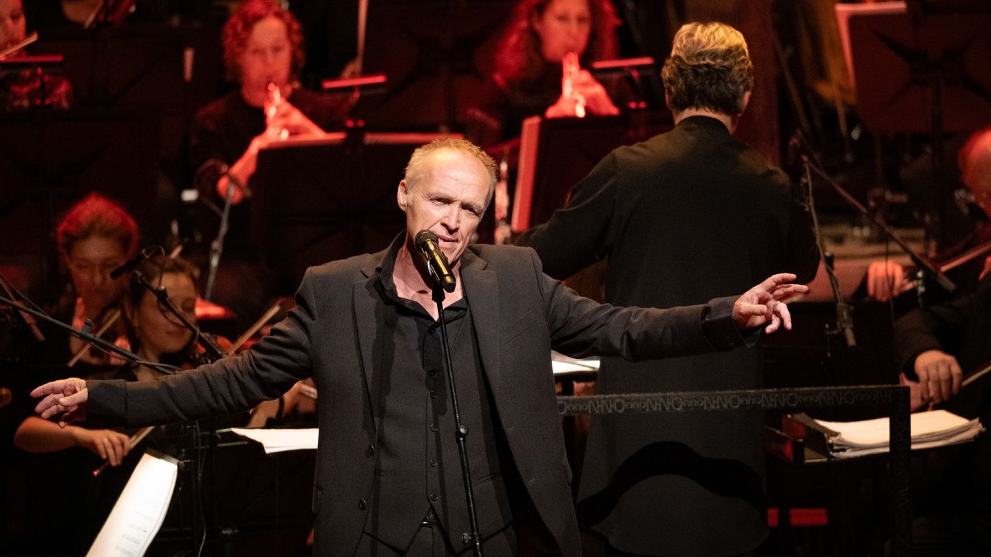 Stef Bos met groot orkest olv Dirk Bross&eacute;