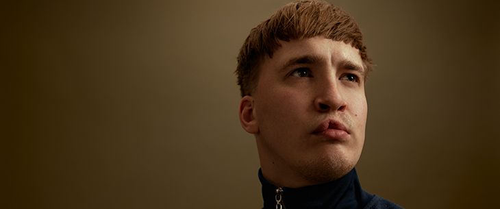 Snelle klaagt het pesten aan in zijn hitsingle ‘Reünie’. Snelle klaagt het pesten aan in zijn hitsingle ‘Reünie’.