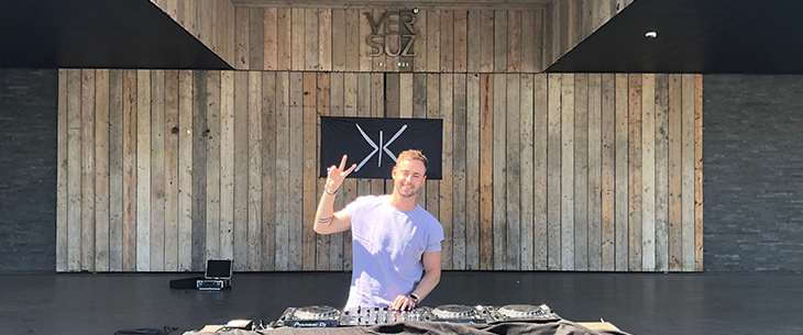 De Hasseltse dj en producer Kenn Colt speelde aan de ingang van een gesloten Club Versuz: “Zonder publiek...een vreemde ervaring.” De Hasseltse dj en producer Kenn Colt speelde aan de ingang van een gesloten Club Versuz: “Zonder publiek...een vreemde ervaring.”