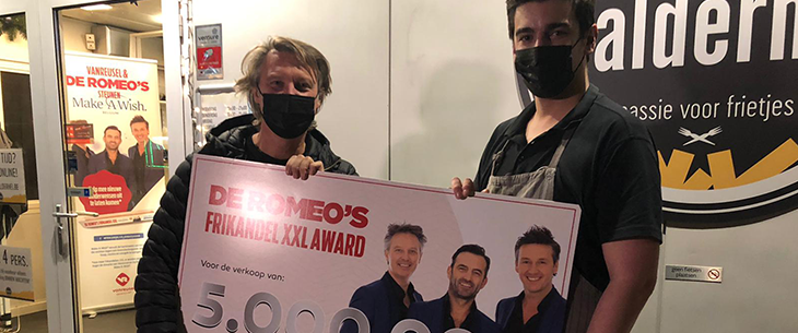 De Romeo’s worden in hun favoriete frituur verrast met een award voor 5.000.000 verkochte ‘De Romeo’s Frikandel XXL’-en De Romeo’s worden in hun favoriete frituur verrast met een award voor 5.000.000 verkochte ‘De Romeo’s Frikandel XXL’-en