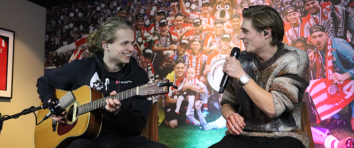 Nederlandse politie nodigde Daniël Busser uit om in het PSV-stadion te komen praten over sexting. Nederlandse politie nodigde Daniël Busser uit om in het PSV-stadion te komen praten over sexting.