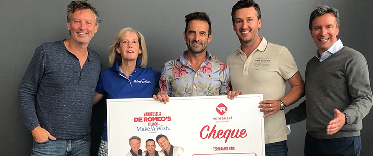 De Romeo’s schenken 13.150 euro aan Make-A-Wish ® voor de recordverkoop van 1,5 miljoen frikandellen De Romeo’s schenken 13.150 euro aan Make-A-Wish ® voor de recordverkoop van 1,5 miljoen frikandellen