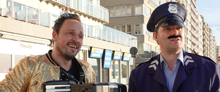 Accordeonist Johan Veugelers deelde met de Schlagerpolitie ludieke boetes uit op de Middelkerkse zeedijk! Accordeonist Johan Veugelers deelde met de Schlagerpolitie ludieke boetes uit op de Middelkerkse zeedijk!