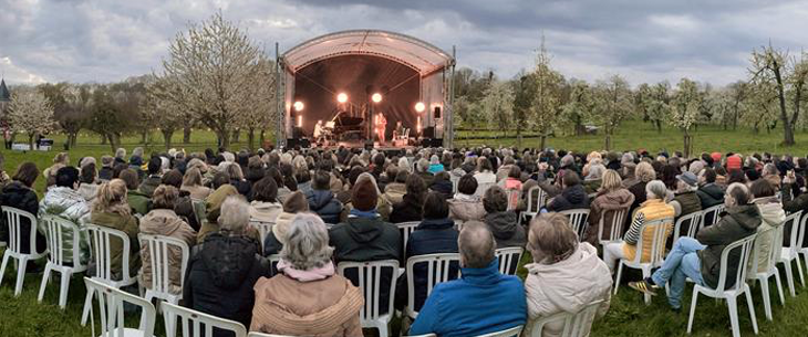 Jef Neve speelde een uitverkocht Dauwconcert tussen de Bilzerse Bloesems Jef Neve speelde een uitverkocht Dauwconcert tussen de Bilzerse Bloesems
