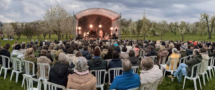 Jef Neve speelde een uitverkocht Dauwconcert tussen de Bilzerse Bloesems