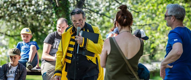 Bilzers jeugdauteur Stijn Moekaars vertelt zondag het wandelverhaal van Loes Bloesem en Mister B tussen de bloesems Bilzers jeugdauteur Stijn Moekaars vertelt zondag het wandelverhaal van Loes Bloesem en Mister B tussen de bloesems