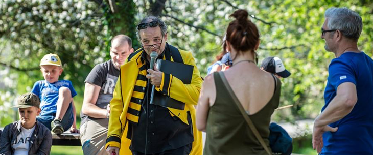 Bilzers jeugdauteur Stijn Moekaars vertelt zondag het wandelverhaal van Loes Bloesem en Mister B tussen de bloesems