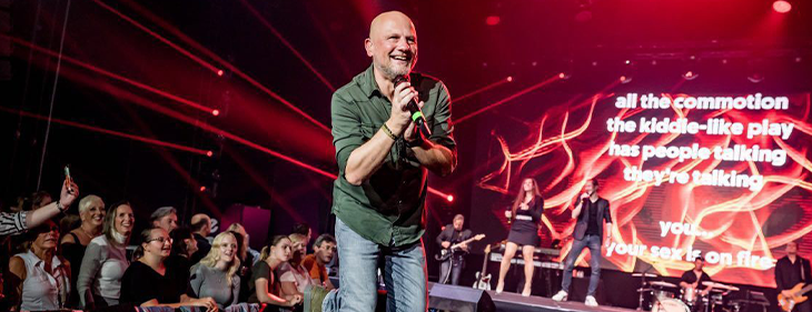 Raf Van Brussel debuteert volgend jaar op de  Flower Power-editie van Het Schlagerfestival!