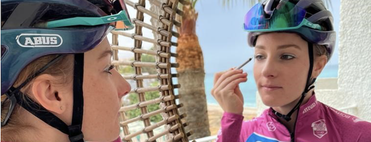 Waterproof oogpotlood is ook een hit bij de veldrijdsters: “Ondanks het zweten, blijven de lijntjes aanwezig!” Waterproof oogpotlood is ook een hit bij de veldrijdsters: “Ondanks het zweten, blijven de lijntjes aanwezig!”