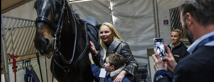 Lesley-Ann Poppe: “Het was de eerste keer dat mijn kinderen een paard hebben geaaid” Lesley-Ann Poppe: “Het was de eerste keer dat mijn kinderen een paard hebben geaaid”