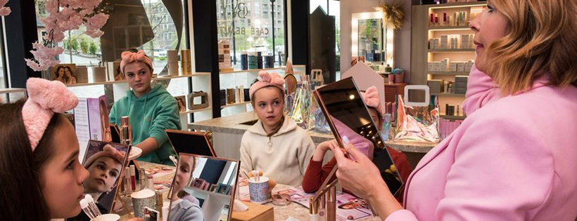 Stralende kinderen zijn nu al dol op de make-upcollectie van Camille Stralende kinderen zijn nu al dol op de make-upcollectie van Camille