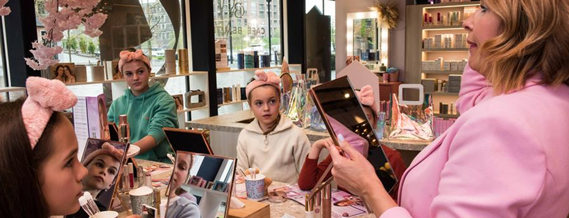 Stralende kinderen zijn nu al dol op de make-upcollectie van Camille