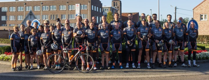 Hechtelse kermiskoers en fuif leveren 4000 euro op voor het Kinderkankerfonds Hechtelse kermiskoers en fuif leveren 4000 euro op voor het Kinderkankerfonds