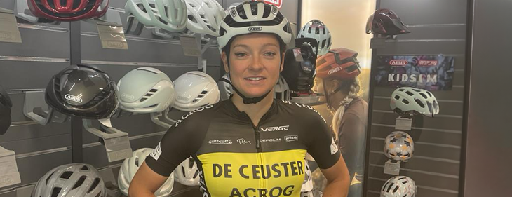 Abus schenkt Belgisch kampioene wielrennen Jesse Vandenbulcke een triocolore fietshelm Abus schenkt Belgisch kampioene wielrennen Jesse Vandenbulcke een triocolore fietshelm