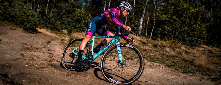 Veldrijdster Alicia Franck (De Ceuster Bouwpunt) herstelde van een verkoudheid: “Ik hoop snel weer te kunnen rondrijden op mijn EK-conditie” Veldrijdster Alicia Franck (De Ceuster Bouwpunt) herstelde van een verkoudheid: “Ik hoop snel weer te kunnen rondrijden op mijn EK-conditie”