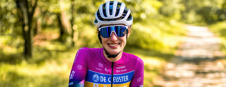 Jinse Peeters (De Ceuster Bouwpunt) rijdt dit weekend Kortrijk en Antwerpen: “Voor een cross was ik vaak bezig met mijn gsm. Nu kleur ik of lees ik een boek” Jinse Peeters (De Ceuster Bouwpunt) rijdt dit weekend Kortrijk en Antwerpen: “Voor een cross was ik vaak bezig met mijn gsm. Nu kleur ik of lees ik een boek”
