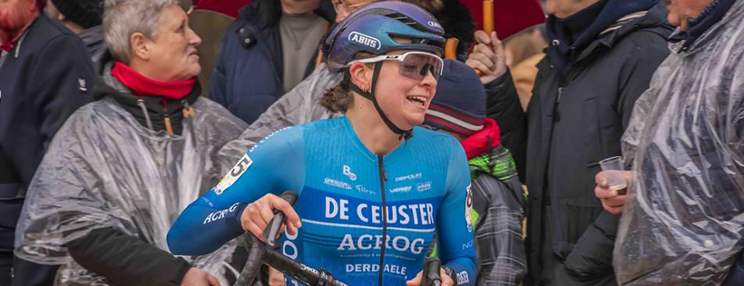Belgische kampioene Jesse Vandenbulcke beëindigt haar veldritseizoen op het BK: “De enige druk die ik heb zit in mijn tubes. Verder wordt het genieten.” Belgische kampioene Jesse Vandenbulcke beëindigt haar veldritseizoen op het BK: “De enige druk die ik heb zit in mijn tubes. Verder wordt het genieten.”