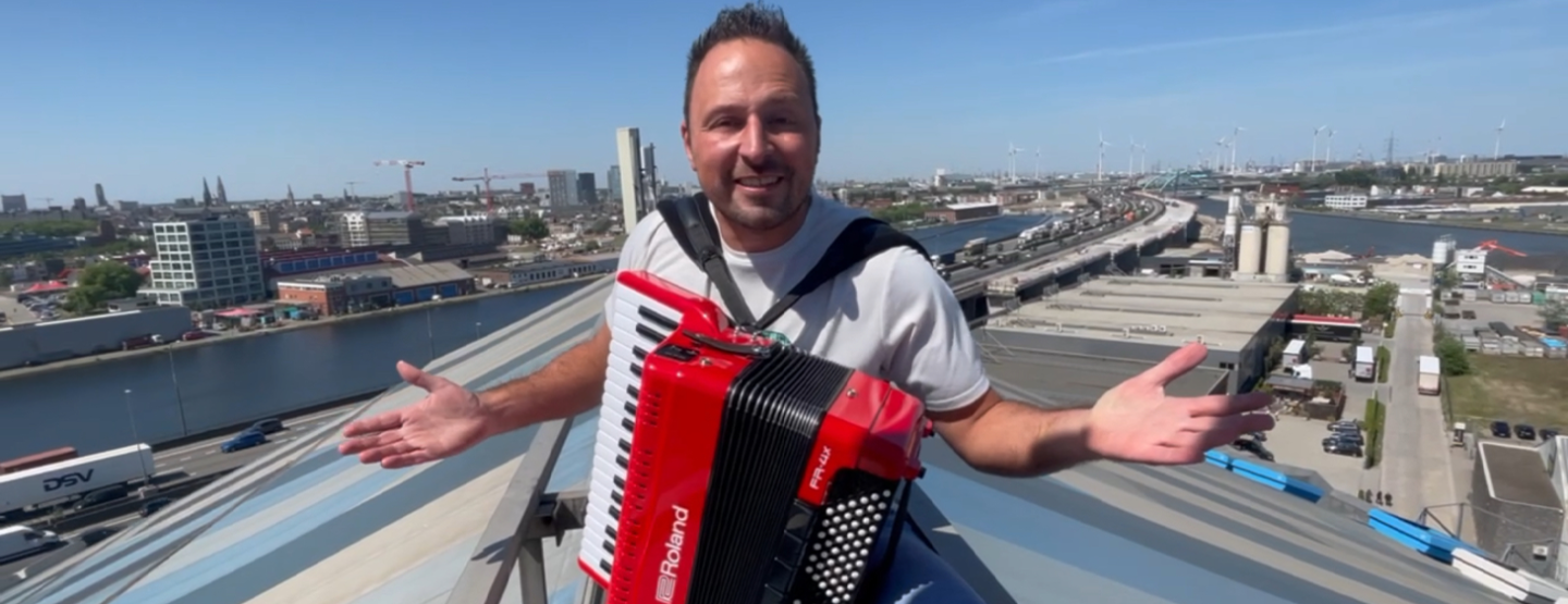 Zanger-accordeonist Johan Veugelers schrijft geschiedenis op het dak van het Sportpaleis Zanger-accordeonist Johan Veugelers schrijft geschiedenis op het dak van het Sportpaleis