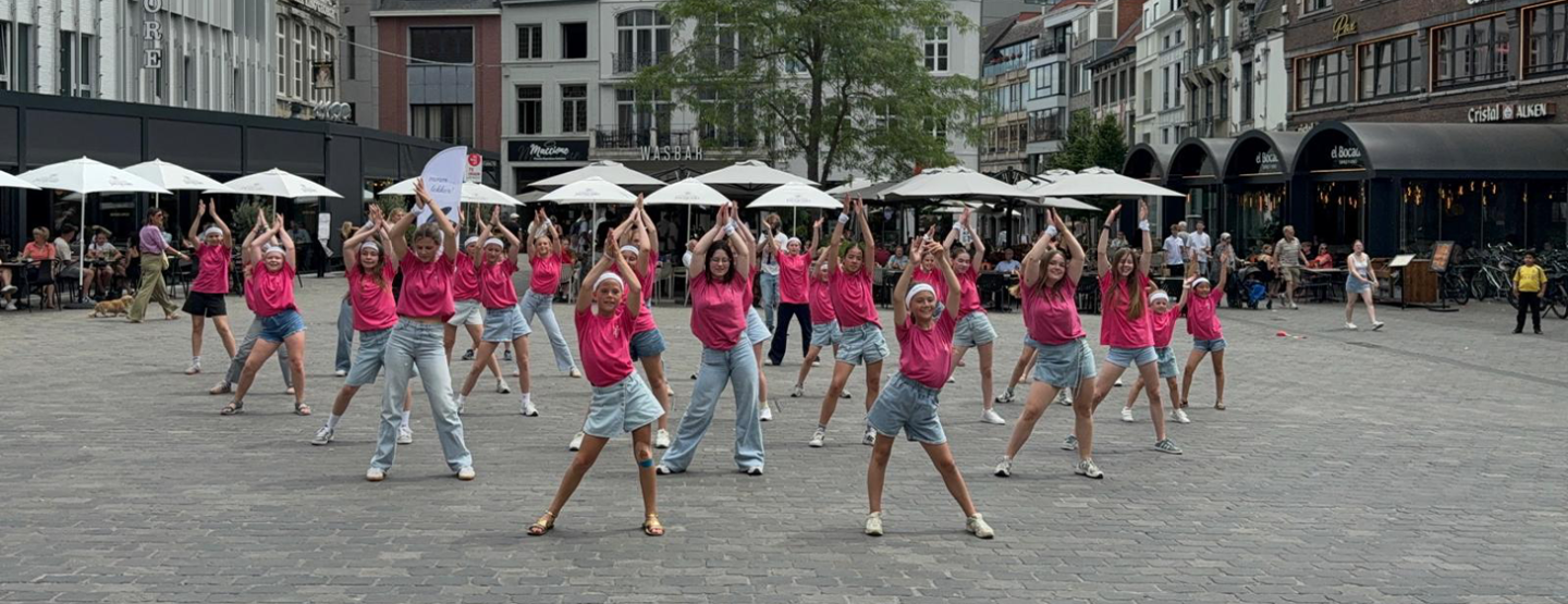 Do the Move! Kids4Kids lanceert opvallende sportieve campagne voor het goede doel met een flashmob en de steun van Stijn Coninx, Ann Wauters, Rani Rosius, Hans van Alphen e.v.a. Do the Move! Kids4Kids lanceert opvallende sportieve campagne voor het goede doel met een flashmob en de steun van Stijn Coninx, Ann Wauters, Rani Rosius, Hans van Alphen e.v.a.
