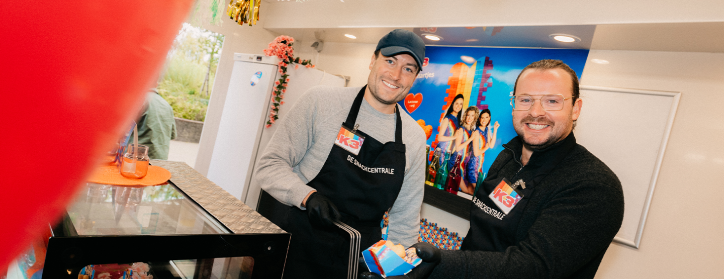 Viktor Verhulst en Maxim Sergeant presenteren de K3 Kaashartjes op de Nederlandse horecavakbeurs BBB Maastricht Viktor Verhulst en Maxim Sergeant presenteren de K3 Kaashartjes op de Nederlandse horecavakbeurs BBB Maastricht