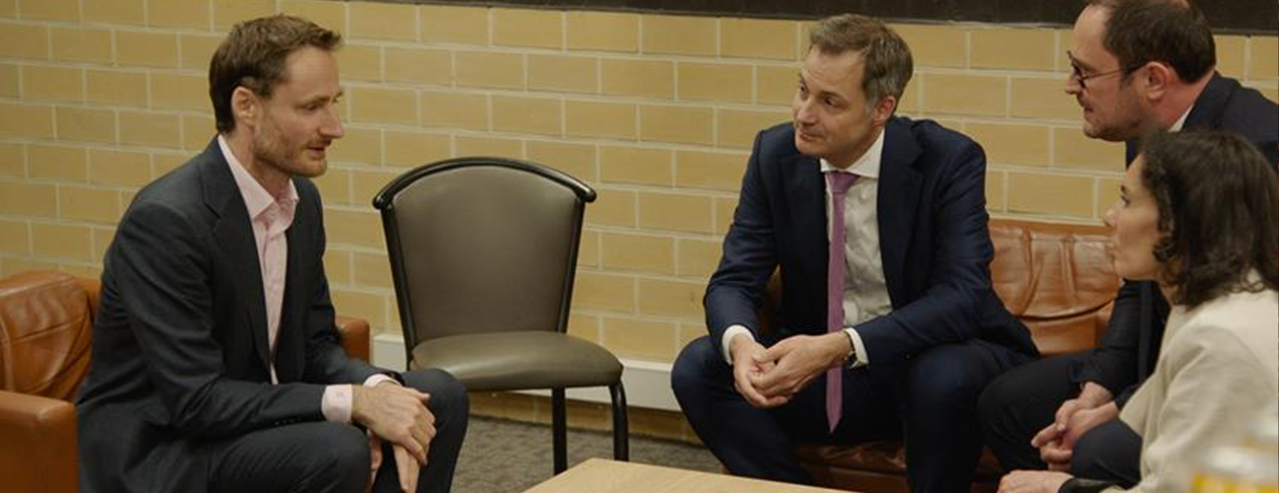 Operatie Blackstone: Eric Goens biedt zeldzame blik achter de schermen bij onderhandelingen rond Olivier Vandecasteele Operatie Blackstone: Eric Goens biedt zeldzame blik achter de schermen bij onderhandelingen rond Olivier Vandecasteele