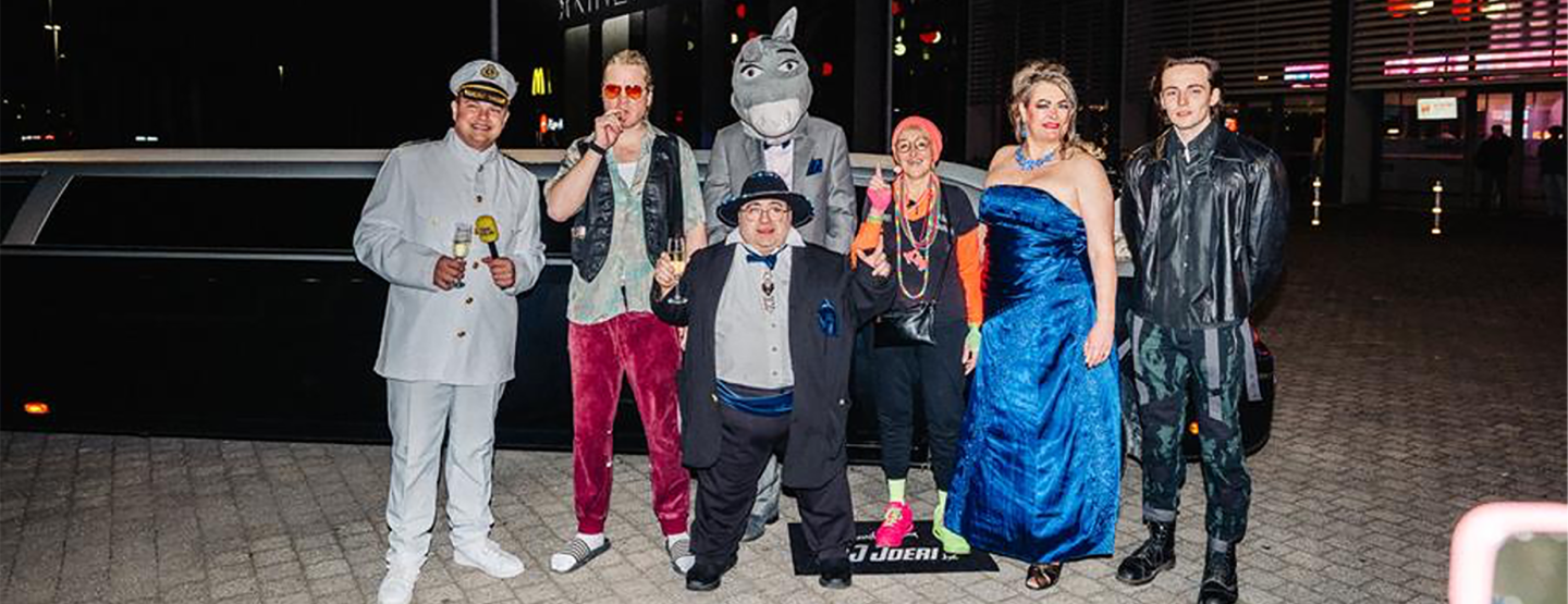 Documentaire over Kamping Kitsch Club beleeft wereldpremière in Kortrijk en komt deze zomer op nationale televisie Documentaire over Kamping Kitsch Club beleeft wereldpremière in Kortrijk en komt deze zomer op nationale televisie