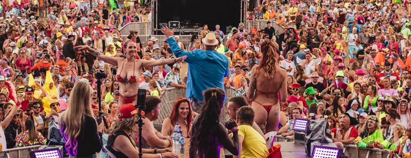 15de editie Kamping Kitsch Club voltreffer met 25.000 feestvierders: “Vanaf zondag 48 uur lang tickets aan 48 euro voor volgende editie” 15de editie Kamping Kitsch Club voltreffer met 25.000 feestvierders: “Vanaf zondag 48 uur lang tickets aan 48 euro voor volgende editie”