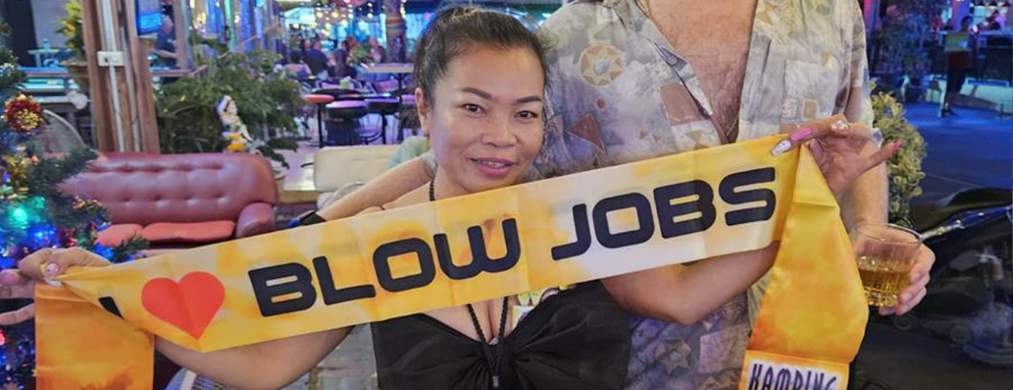 Kamping Kitsch Club trekt opnieuw naar Pattaya: “Amerika was te ver, dus doen we The American Edition gewoon in Thailand” Kamping Kitsch Club trekt opnieuw naar Pattaya: “Amerika was te ver, dus doen we The American Edition gewoon in Thailand”