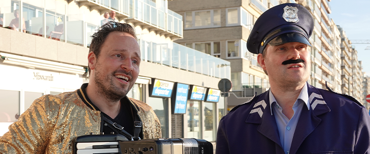 Accordeonist Johan Veugelers deelde met de Schlagerpolitie ludieke boetes uit op de Middelkerkse zeedijk!