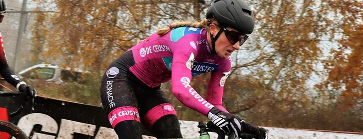 Veldrijdster Alicia Franck geeft tips aan collega Laura Verdonschot die zaterdag voor het eerst deelneemt aan de UCI Wereldbekerwedstrijd in Val di Sole: “Rustig blijven en proberen de fiets te ontdooien!”