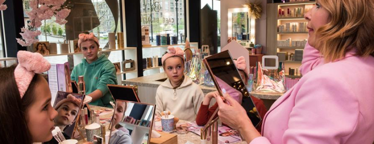 Stralende kinderen zijn nu al dol op de make-upcollectie van Camille