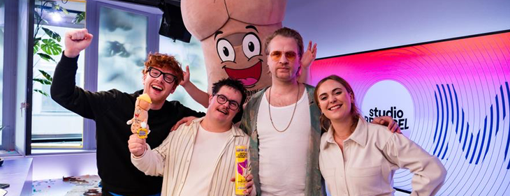 Jaimie (32) uit ‘Down the road’ wordt copresentator op de Mijn Stage van Kamping Kitsch Club
