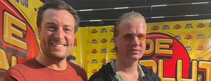 Kamping Kitsch Club lanceert fallusvormige frituursnack ‘De Perlut’