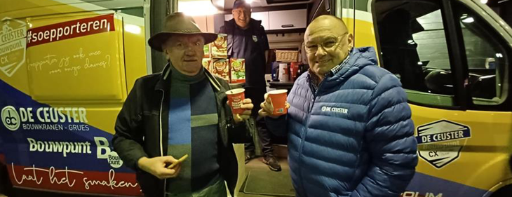 Recordhouder Roland Liboton deelt soep uit aan de parcoursbouwers van ‘zijn’ Overijse Druivencross