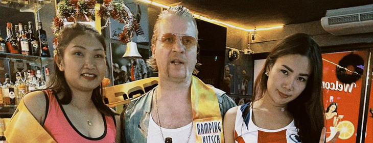 Kamping Kitsch Club trekt met Debby Gommeren, MC Drummer en Danny Mayonaise naar Pattaya: “Deze editie wordt epic”