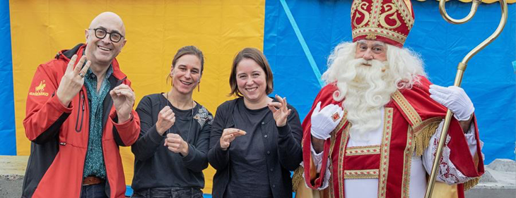 Unieke tolksamenwerking laat dove en slechthorende bezoekers dubbel genieten van Sint in de Piste