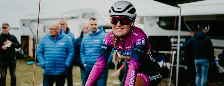 Veldrijdster Denise Betsema: “In Namen is het na de aankomst direct vertrekken of ik mis de boot naar huis!” Veldrijdster Denise Betsema: “In Namen is het na de aankomst direct vertrekken of ik mis de boot naar huis!”