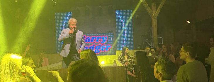 Lil&rsquo; Kleine zet de toon, Garry Hagger verrast op Ladies Night in de Tieltse W&uuml;nderbar