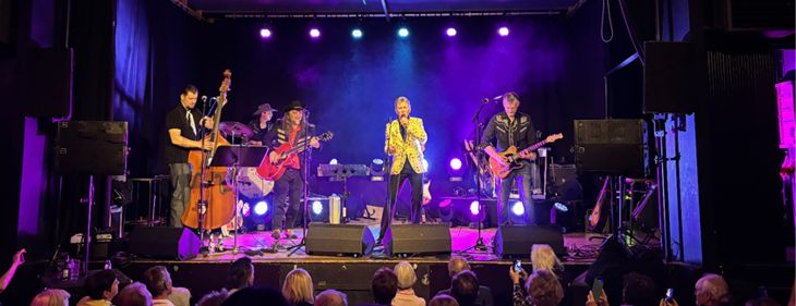 Johnny Trash vierde sweet sixteen met verrassingsgast Helmut Lotti Johnny Trash vierde sweet sixteen met verrassingsgast Helmut Lotti