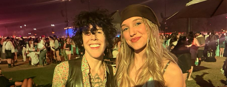 Genkse Zita ontmoette wereldartieste LP op Coachella: &ldquo;Ze was helemaal geraakt toen ik haar het verhaal vertelde van mijn grootvader&rdquo;